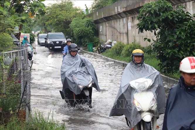 Ngập do triều cường chiều 28/9 ở một số tuyến nhánh đường Đặng Thùy Trâm, phường Bình Lợi Trung, TP. Hồ Chí Minh. Ảnh: Hồng Đạt - TTXVN