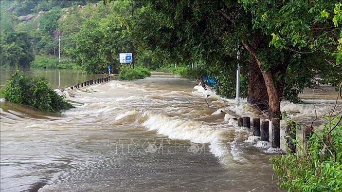 Nước lũ do mưa lớn gây ngập lụt tại khu vực Banpur, huyện Khordha, Ấn Độ, ngày 26/9/2026. Ảnh: ANI/TTXVN phát