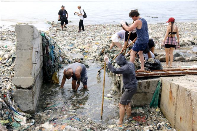 Hàng nghìn người dân, du khách trong và ngoài nước cùng tham gia dọn rác thải đại dương, trả lại vẻ đẹp cho biển Mũi Né (Lâm Đồng). Ảnh: Nguyễn Thanh - TTXVN