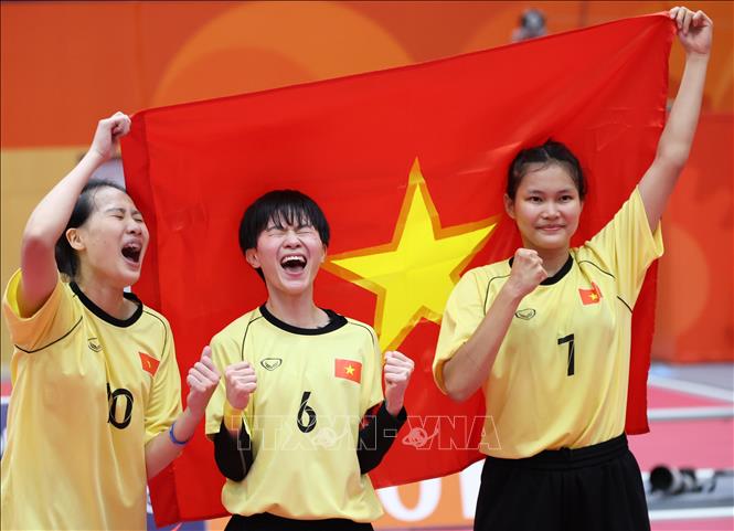 (Từ trái sang) Nguyễn Thị Khánh Ly, Nguyễn Thị Thu Trang và Lê Thị Hồng Liên ăn mừng chiến thắng trong trận chung kết nội dung đôi nữ, môn Cầu mây tại ASIAD 2026, ngày 29/9. Ảnh: THX/TTXVN phát
