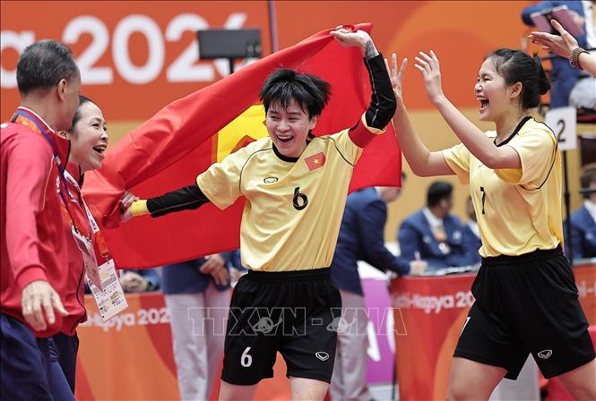 Các VĐV Việt Nam ăn mừng chiến thắng trong trận chung kết nội dung đôi nữ, môn Cầu mây tại ASIAD 2026, ngày 29/9. Ảnh: THX/TTXVN phát