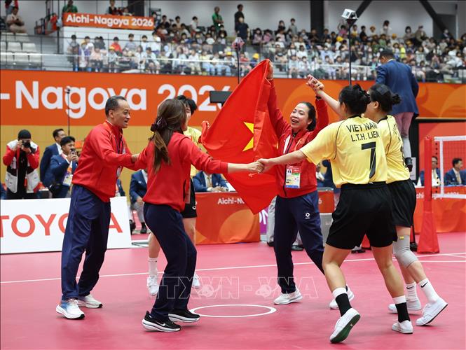 Đội tuyển Việt Nam ăn mừng chiến thắng trong trận chung kết nội dung đôi nữ, môn Cầu mây tại ASIAD 2026, ngày 29/9. Ảnh: THX/TTXVN phát