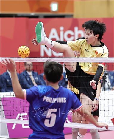 Pha dứt điểm của Nguyễn Thị Thu Trang (áo vàng) trong trận chung kết nội dung đôi nữ, môn Cầu mây tại ASIAD 2026, ngày 29/9. Ảnh: THX/TTXVN phát