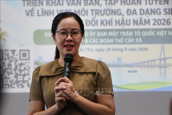 Cán bộ Sở Nông nghiệp và Môi trường thành phố Cần Thơ báo cáo về kỹ năng tuyên truyền, vận động cộng đồng và nhân rộng mô hình bảo vệ môi trường. Ảnh: Duy Khương – TTXVN