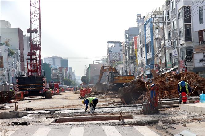 Công trường thi công dự án metro Bến Thành - Tham Lương trên đường Cách mạng Tháng Tám. Ảnh: Tiến Lực - TTXVN