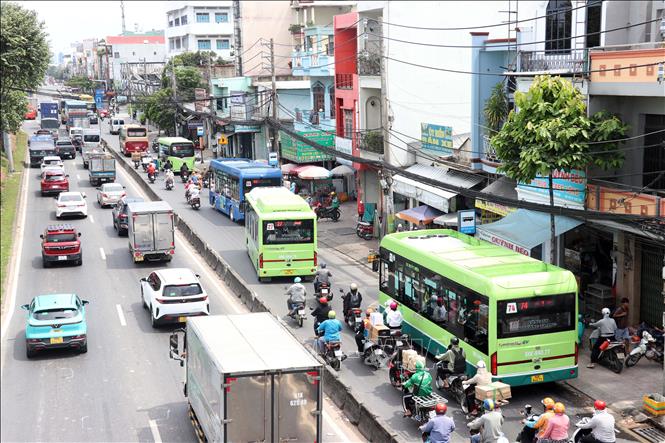 Quốc lộ 22 trên địa bàn TP. Hồ Chí Minh có lưu lượng phương tiện rất lớn, đang được đầu tư mở rộng theo hình thức đối tác công tư - Hợp đồng BOT. Ảnh: Tiến Lực - TTXVN