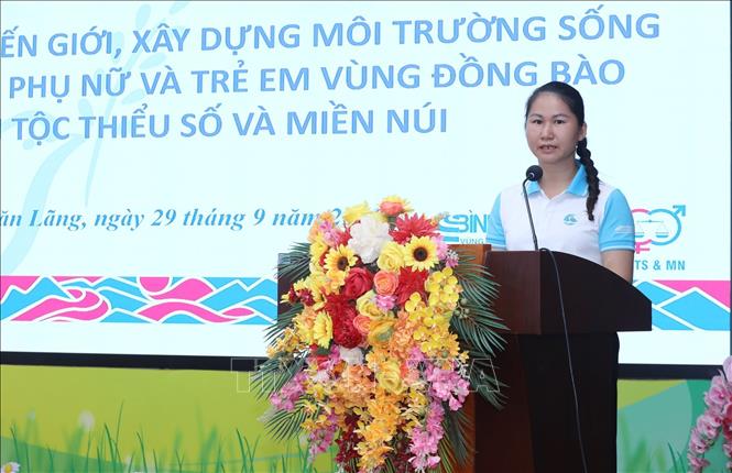 Chị Hứa Thị Hạnh, Chi hội trưởng Phụ nữ thôn Tân Tác, xã Văn Lãng, chia sẻ một số kinh nghiệm thực tiễn trong công tác tuyên truyền, vận động hội viên phụ nữ và nhân dân xóa bỏ các tập tục lạc hậu, văn hóa có hại tại thôn khó khăn vùng đồng bào dân tộc thiểu số. Ảnh: Anh Tuấn – TTXVN