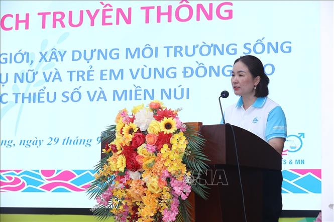 Chị Hoàng Thị Hoa, Chi hội trưởng Phụ nữ thôn Thành Hòa, xã Văn Lãng, chia sẻ kinh nghiệm về công tác truyền thông phòng, chống bạo lực gia đình tại thôn đặc biệt khó khăn vùng đồng bào dân tộc thiểu số. Ảnh: Anh Tuấn – TTXVN