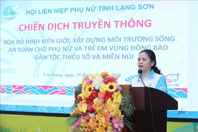 Phó Chủ tịch Hội Liên hiệp Phụ nữ tỉnh Lạng Sơn Lê Ngọc Thùy phát biểu khai mạc Chiến dịch truyền thông. Ảnh: Anh Tuấn – TTXVN