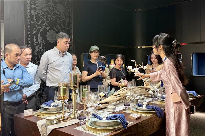 Đoàn khảo sát tìm hiểu về bộ sưu tập đồ gia dụng tại Bảo tàng gốm sứ Minh Long. Ảnh: Mỹ Phương – TTXVN
