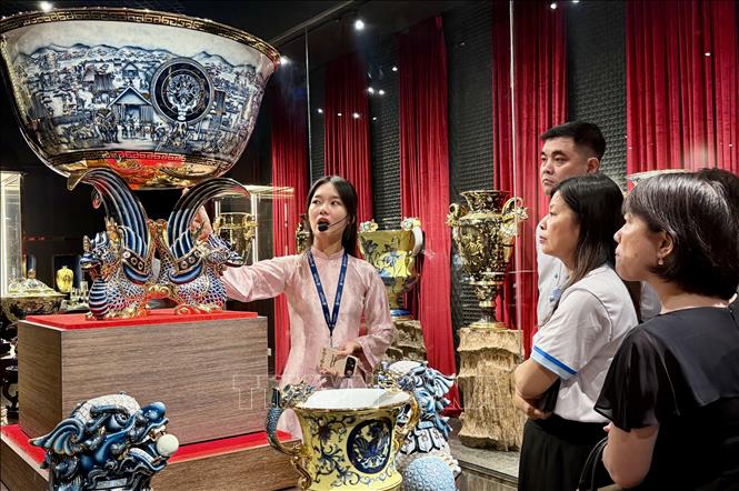 Đoàn khảo sát được giới thiệu về quy trình chế tác sản phẩm tại Bảo tàng gốm sứ Minh Long. Ảnh: Mỹ Phương – TTXVN