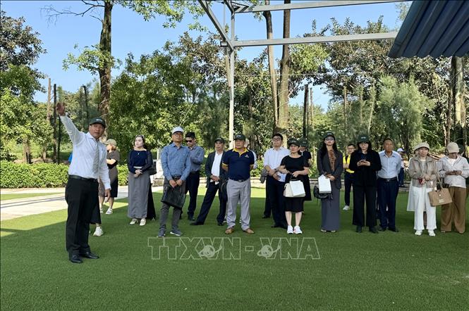 Đoàn khảo sát cơ hội hợp tác với sân golf Twin Doves. Ảnh: Mỹ Phương – TTXVN