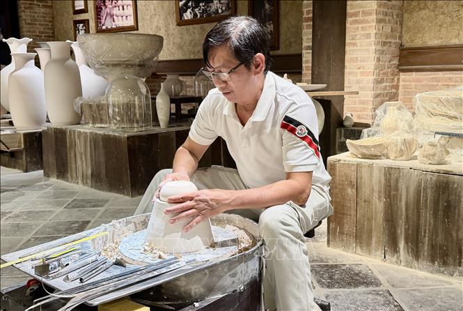 Đại biểu trải nghiệm làm gốm tại Bảo tàng gốm sứ Minh Long. Ảnh: Mỹ Phương – TTXVN