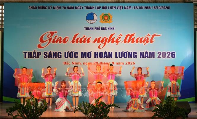 Tiết mục văn nghệ do các phạm nhân Trại giam Ngọc Lý biểu diễn tại chương trình, góp phần lan tỏa tinh thần hướng thiện, khích lệ phạm nhân tích cực cải tạo, sớm tái hòa nhập cộng đồng. Ảnh: Đồng Thúy - TTXVN