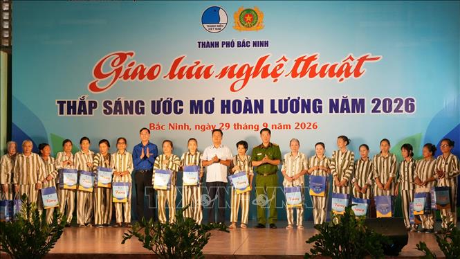 Lãnh đạo Ủy ban Mặt trận Tổ quốc Việt Nam thành phố Bắc Ninh; Tỉnh đoàn, Hội Liên hiệp Thanh niên thành phố Bắc Ninh và Trại giam Ngọc Lý trao quà tặng các phạm nhân chấp hành tốt nội quy, tích cực cải tạo. Ảnh: Đồng Thúy - TTXVN