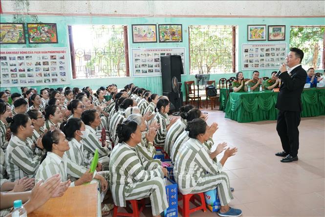Chương trình giao lưu văn nghệ góp phần động viên, khích lệ phạm nhân hướng thiện, tích cực cải tạo, sớm tái hòa nhập cộng đồng. Ảnh: Đồng Thúy - TTXVN