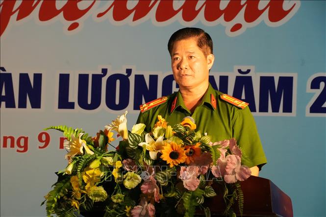 Thượng tá Phan Anh Tuấn, Phó Giám thị Trại giam Ngọc Lý phát biểu tại chương trình “Thắp sáng ước mơ hoàn lương” năm 2026. Ảnh: Đồng Thúy - TTXVN
