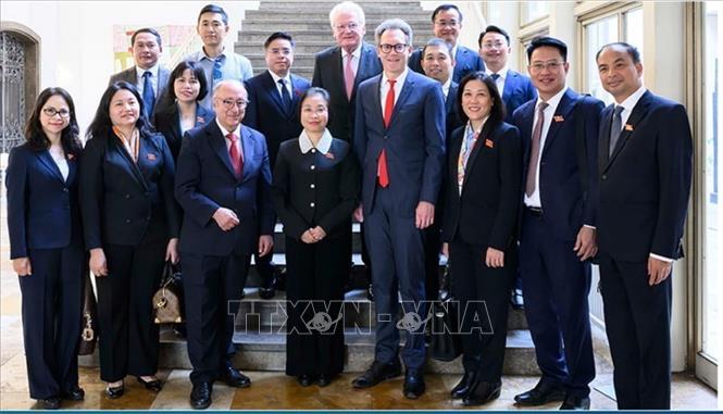 Đoàn công tác của HĐND Thành phố Hà Nội tại Toà thị chính Frankfurt. Ảnh: TTXVN phát