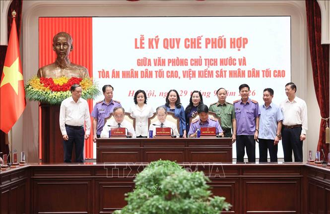 Phó Chủ tịch nước Võ Thị Ánh Xuân với các đại biểu chứng kiến Lễ ký quy Qhế phối hợp giữa Văn phòng Chủ tịch nước và Toà án nhân dân tối cao, Viện Kiểm sát nhân dân tối cao. Ảnh: An Đăng - TTXVN