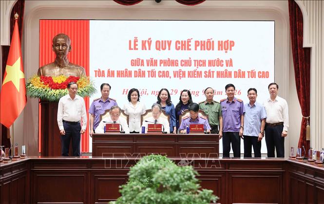 Phó Chủ tịch nước Võ Thị Ánh Xuân với các đại biểu chứng kiến Lễ ký quy chế phối hợp giữa Văn phòng Chủ tịch nước và Toà án nhân dân tối cao, Viện Kiểm sát nhân dân tối cao. Ảnh: An Đăng - TTXVN