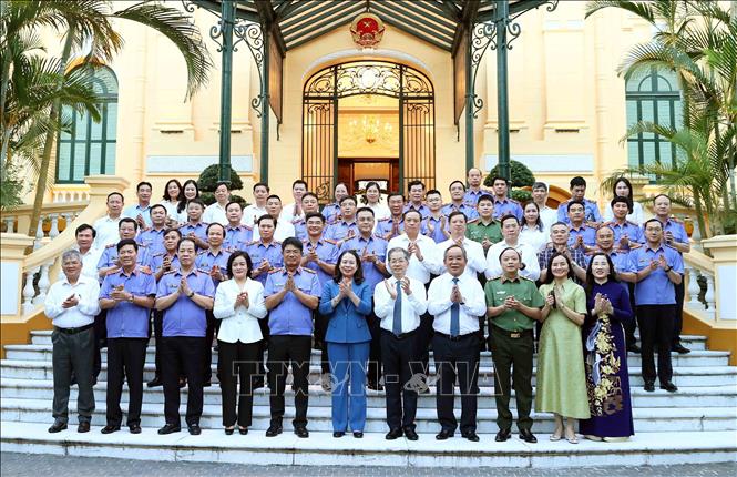 Phó Chủ tịch nước Võ Thị Ánh Xuân với các đại biểu. Ảnh: An Đăng - TTXVN