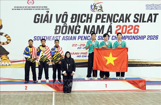 Bà Titih Hayati, Trưởng ban Kỹ thuật Liên đoàn Pencak Silat thế giới trao giải thưởng cho các vận động viên thi đấu nội dung biểu diễn đồng đội nam tại Giải vô địch Pencak Silat Đông Nam Á 2026. Ảnh: Trung Tuyến – TTXVN