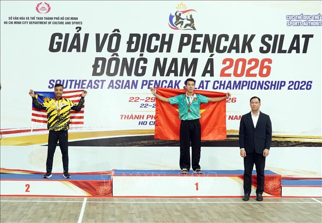 Ông Nguyễn Đăng Khánh, Trưởng phòng Thể dục thể thao, Sở Văn hóa và Thể thao TP. Hồ Chí Minh trao giải thưởng cho các vận động viên thi đấu nội dung sáng tạo cá nhân nam tại Giải vô địch Pencak Silat Đông Nam Á 2026. Ảnh: Trung Tuyến – TTXVN