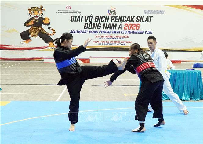 Trận chung kết nội dung đối kháng nữ 65kg giữa Nguyễn Thị Thảo (giáp xanh) với Quraifah Aqiffah Binte Muhammad Suria (Singapore) tại Giải vô địch Pencak Silat Đông Nam Á 2026. Ảnh: Trung Tuyến – TTXVN