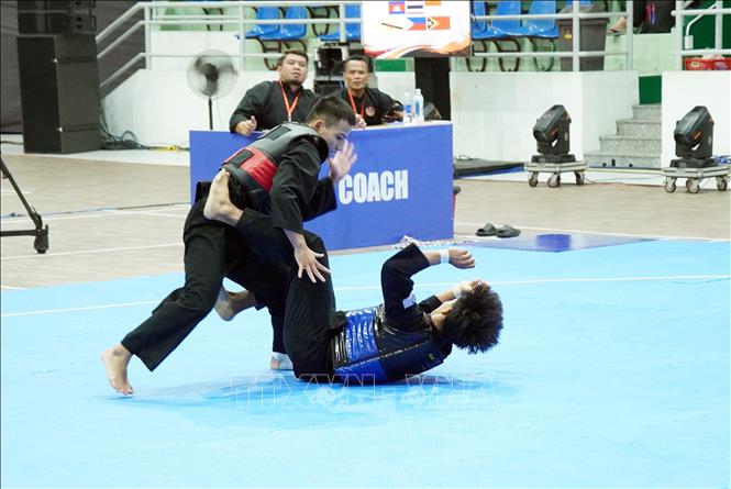 Trận chung kết nội dung đối kháng nam 60kg giữa Nguyễn Chính Nghĩa (giáp đỏ) với Muhammad Aif Bin Razali (Malaysia) tại Giải vô địch Pencak Silat Đông Nam Á 2026. Ảnh: Trung Tuyến – TTXVN