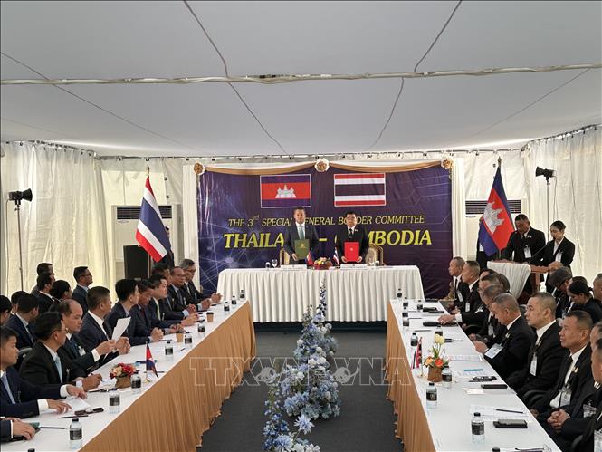 Bộ trưởng Quốc phòng Thái Lan Natthapon Nakpanich (giữa, phải) và Phó Thủ tướng kiêm Bộ trưởng Quốc phòng Campuchia Tea Seiha (giữa, trái) tại lễ ký thỏa thuận ngừng bắn ở khu vực biên giới hai nước, tại tỉnh Chanthaburi, Thái Lan, ngày 27/12/2025. Ảnh: THX/TTXVN phát