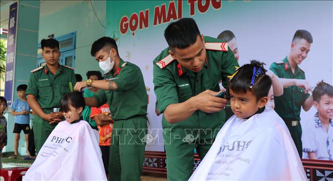 Bộ Chỉ huy Quân sự thành phố Đà Nẵng tổ chức cắt tóc miễn phí cho trẻ em vùng biên giới phía Tây Đà Nẵng. Ảnh: Khoa Chương - TTXVN