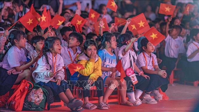 Niềm vui của trẻ em vùng cao. Ảnh: Khoa Chương - TTXVN