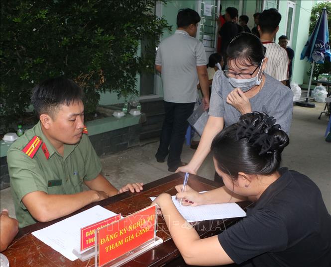 Cơ quan quân sự phối hợp với ngành y tế, chính quyền cơ sở tổ chức sơ tuyển khám sức khỏe cho công dân nhập ngũ tại phường Vị Tân, thành phố Cần Thơ. Ảnh: Duy Khương – TTXVN