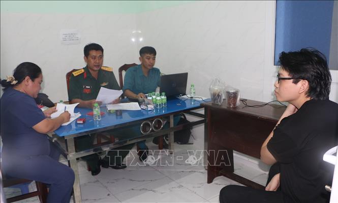 Cơ quan quân sự phối hợp với ngành y tế, chính quyền cơ sở tổ chức sơ tuyển khám sức khỏe cho công dân nhập ngũ tại phường Vị Tân, thành phố Cần Thơ. Ảnh: Duy Khương – TTXVN