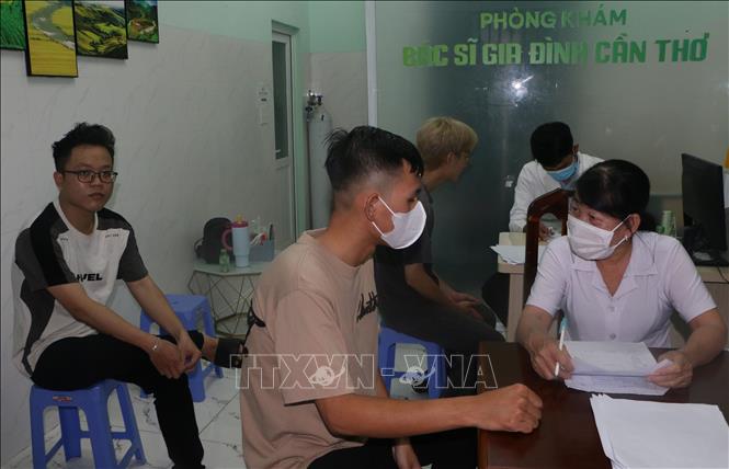 Cơ quan quân sự phối hợp với ngành y tế, chính quyền cơ sở tổ chức sơ tuyển khám sức khỏe cho công dân nhập ngũ tại phường Vị Tân, thành phố Cần Thơ. Ảnh: Duy Khương – TTXVN
