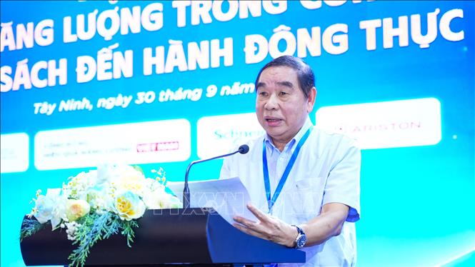 Ông Nguyễn Đình Hiệp, Chủ tịch Hội Khoa học và công nghệ sử dụng năng lượng tiết kiệm và hiệu quả Việt Nam (VECEA) chia sẻ kinh nghiệm và thúc đẩy các giải pháp sử dụng năng lượng tiết kiệm và hiệu quả. Ảnh: Minh Phú – TTXVN