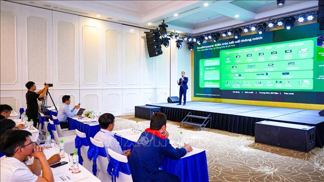 Chuyên gia giới thiệu về giải pháp Khu công nghiệp thông minh, giúp nâng cao hiệu quả sử dụng năng lượng và tối ưu chi phí vận hành. Ảnh: Minh Phú - TTVXN
