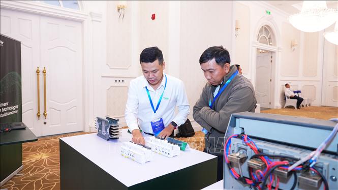 Đại diện doanh nghiệp trên địa bàn tỉnh Tây Ninh tìm hiểu hô hình tiết kiệm năng lượng btrong sản xuất. Ảnh: Minh Phú - TTVXN