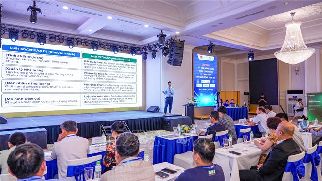Đại diện Hội Khoa học và công nghệ sử dụng năng lượng tiết kiệm và hiệu quả Việt Nam (VECEA) cập nhật chính sách, văn bản và quy định pháp luật về thúc đẩy sử dụng năng lượng tiết kiệm và hiệu quả. Ảnh: Minh Phú – TTXVN