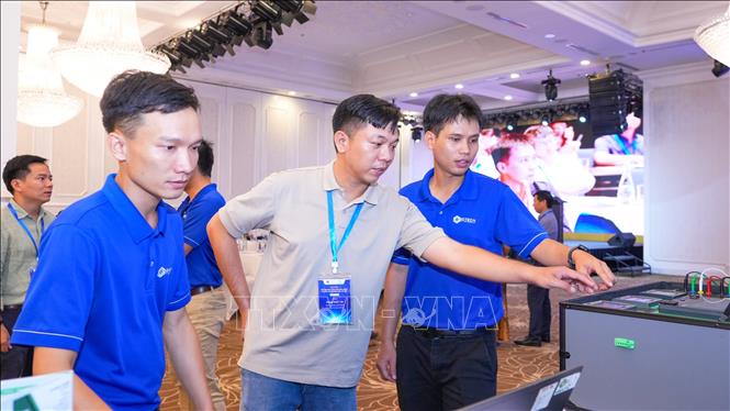 Các đại biểu tham quan, tìm hiểu các mô hình tiết kiệm năng lượng trong sản xuất. Ảnh: Minh Phú – TTVXN