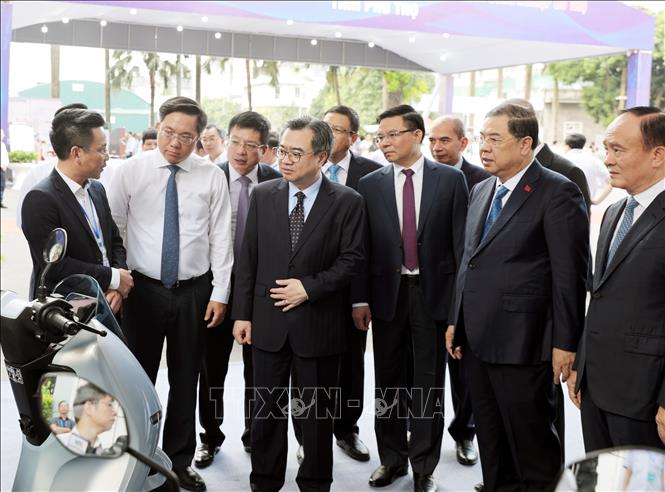 Các đại biểu tham quan triển lãm về các ngành công nghiệp hỗ trợ tiêu biểu của tỉnh Phú Thọ. Ảnh: Tạ Toàn TTXVN