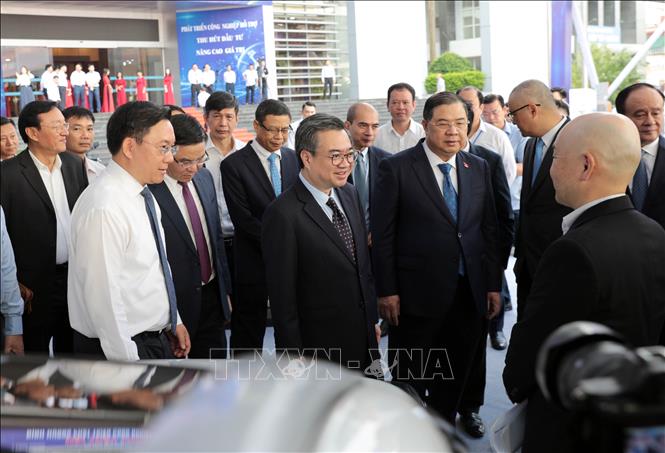 Các đại biểu tham quan triển lãm về các ngành công nghiệp hỗ trợ tiêu biểu của tỉnh Phú Thọ. Ảnh: Tạ Toàn TTXVN