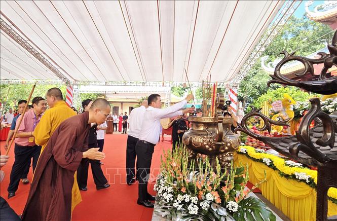 Đại biểu và nhân dân dâng hương tại Lễ khai hội truyền thống Đền An Sinh năm 2026. Ảnh: Thanh Vân- TTXVN