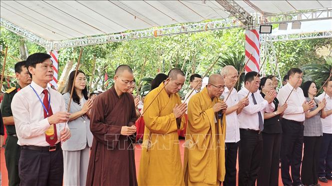 Hòa thượng Thích Thanh Quyết cùng các đại biểu trang nghiêm thực hiện nghi lễ dâng hương, đọc văn khấn cầu Quốc thái dân an tại Lễ hội Đền An Sinh năm 2026. Ảnh: Thanh Vân – TTXVN