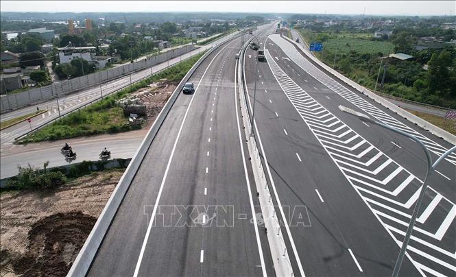 Những ngày cuối tháng 9/2026, các đơn vị huy động nguồn lực hoàn thiện những phần việc cuối cùng trên cao tốc Bến Lức - Long Thành, đoạn qua Đồng Nai. Ảnh: Công Phong - TTXVN