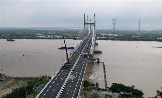 Những ngày cuối tháng 9/2026, các đơn vị huy động nguồn lực hoàn thiện cầu Phước Khánh trên cao tốc Bến Lức - Long Thành. Ảnh: Công Phong - TTXVN