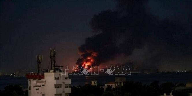 Khói bốc lên từ địa điểm ở tỉnh Hodeidah, Yemen sau các cuộc không kích của Arập Xêút. Ảnh: IRNA/TTXVN phát
