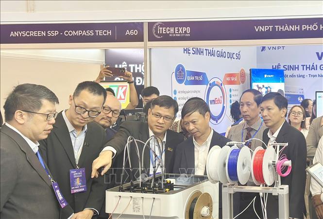 Các đại biểu tham quan triển lãm. Ảnh: Thu Hoài - TTXVN