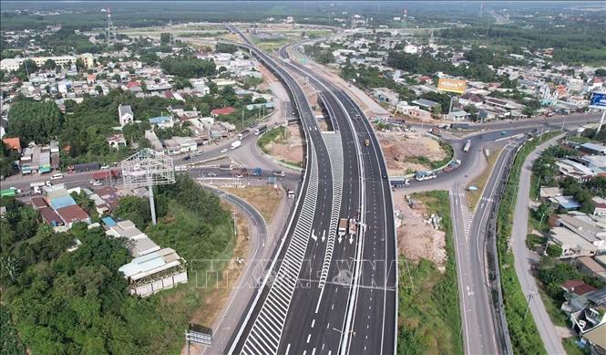 Những ngày cuối tháng 9/2026, các đơn vị huy động nguồn lực hoàn thiện những phần việc cuối cùng trên cao tốc Bến Lức - Long Thành, đoạn qua Đồng Nai. Ảnh: Công Phong - TTXVN