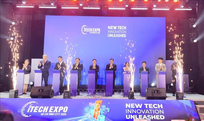 Các đại biểu thực hiện nghi thức khai mạc triển lãm. Ảnh: Thu Hoài - TTXVN